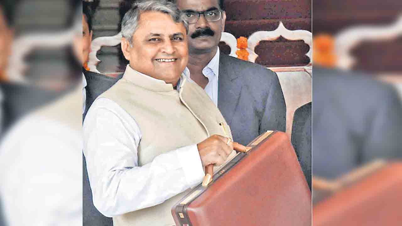 పథకాలతో కేంద్రం రాజకీయం