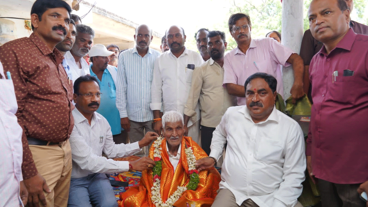 దర్గ్యా నాయక్‌ను సన్మానించిన మంత్రి ఎర్రబెల్లి