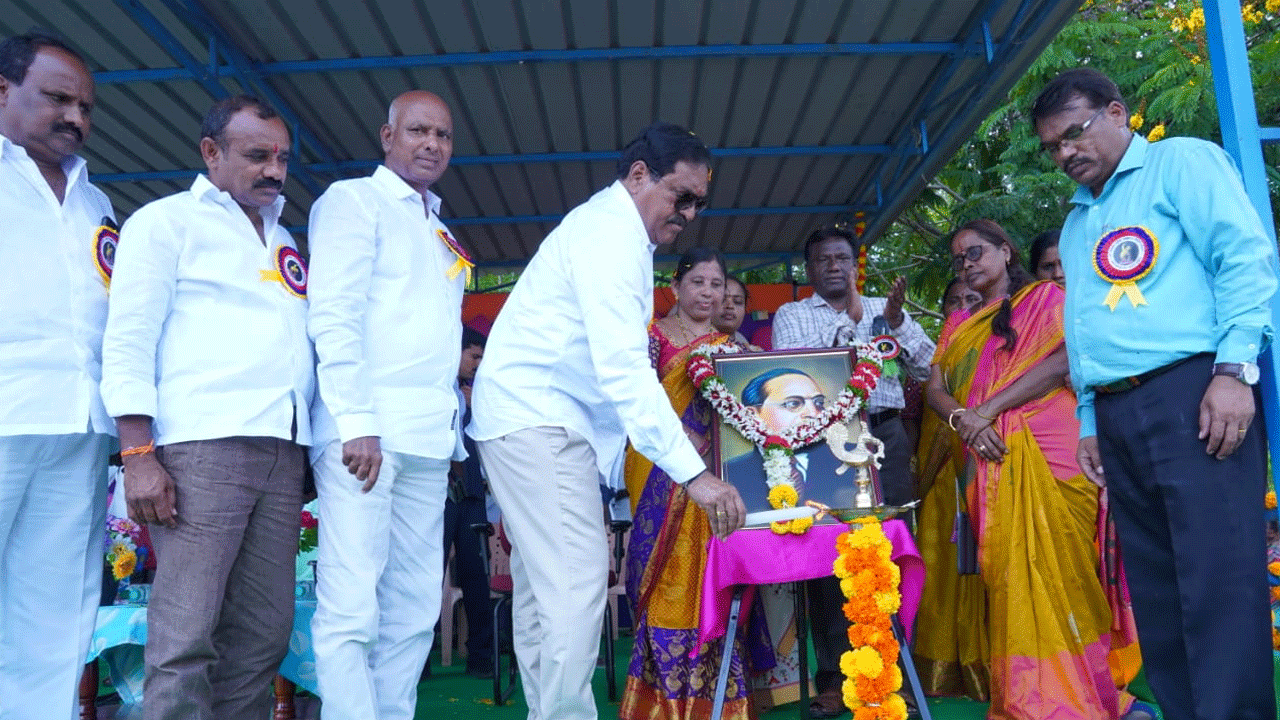 ఆట పాటలతో కూడినదే అసలైన చదువు : మంత్రి ఎర్రబెల్లి