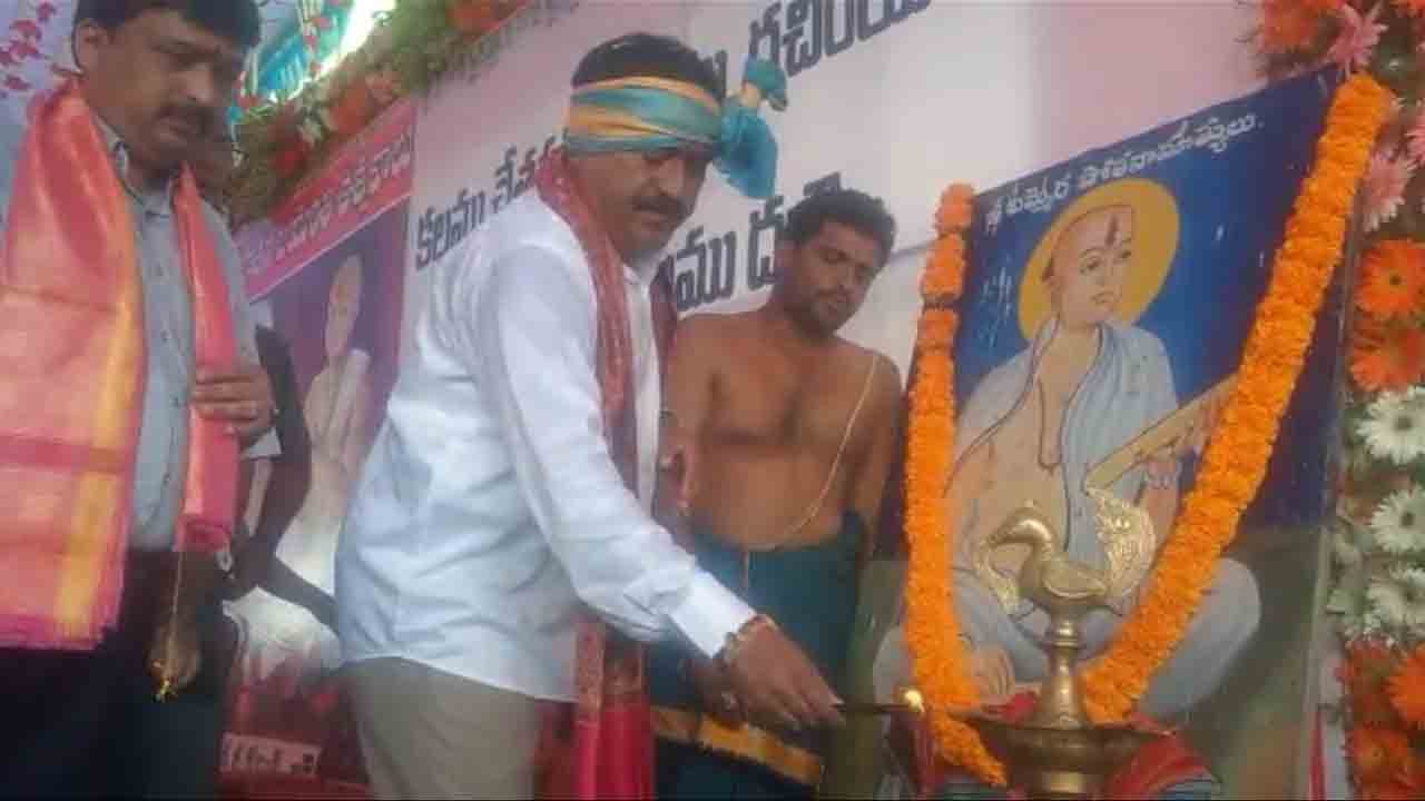 బమ్మెర పోతనకు నివాళులు అర్పించిన మంత్రి ఎర్రబెల్లి