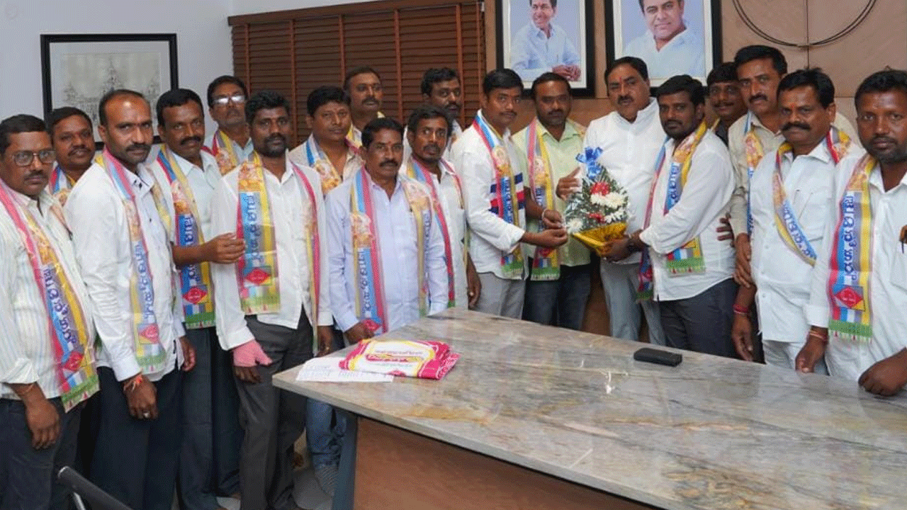 మంత్రి ఎర్రబెల్లిని కలిసిన విశ్వ బ్రాహ్మణ సంఘం సభ్యులు