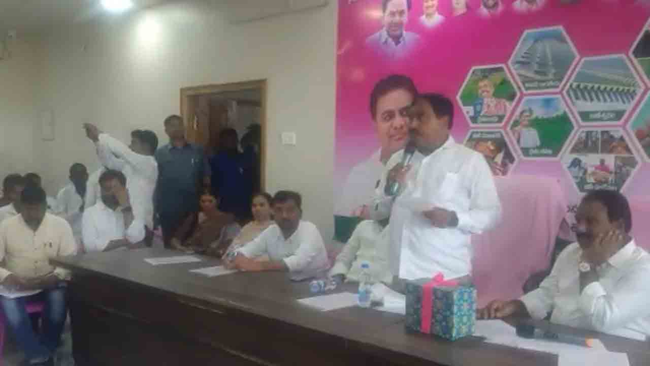 నూతన పెన్షన్‌ కార్డులు పంపిణీ చేసిన మంత్రి ఎర్రబెల్లి