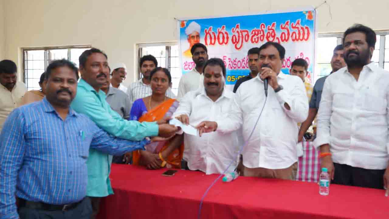 పాఠశాల అభివృద్ధికి రూ. 5లక్షల విరాళం అందజేసిన మంత్రి ఎర్రబెల్లి