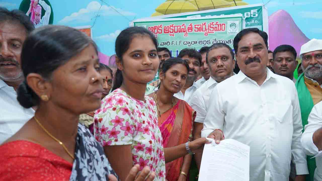 నష్టాల్లో ఉన్న డీసీసీబీని లాభాల్లోకి తెచ్చాం : మంత్రి ఎర్ర‌బెల్లి