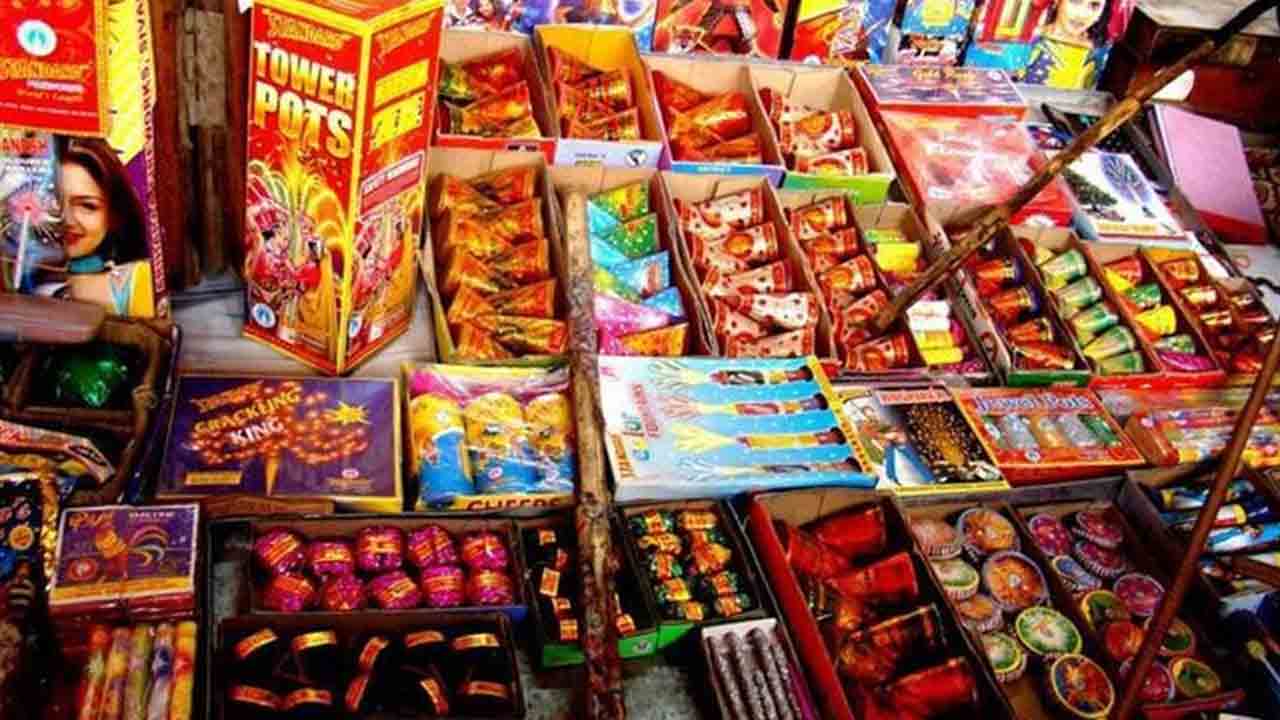 హైద‌రాబాద్‌లో రూ. 19 ల‌క్ష‌ల విలువ చేసే బాణా సంచా సీజ్