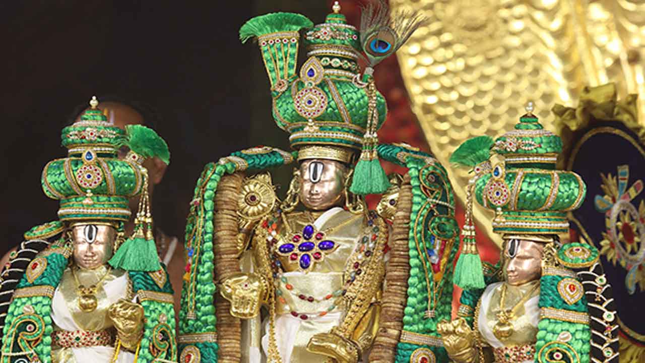 శ్రీవారి స్నపనంలో ఆకర్శణగా జపాన్ ఆపిల్స్ , మస్కట్ గ్రేప్స్ , కొరియన్ పియర్స్