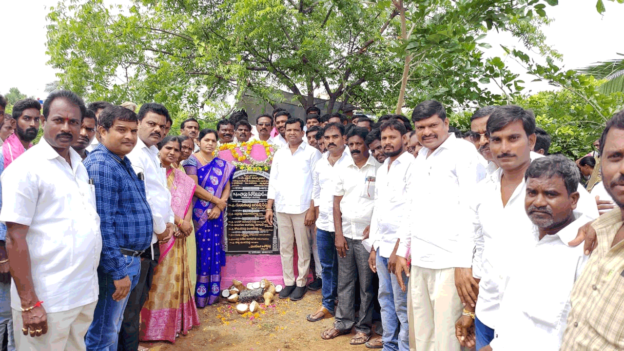 పెన్షన్‌ కార్డులు పంపిణీ చేసిన ఎమ్మెల్యే కిషోర్‌ కుమార్‌