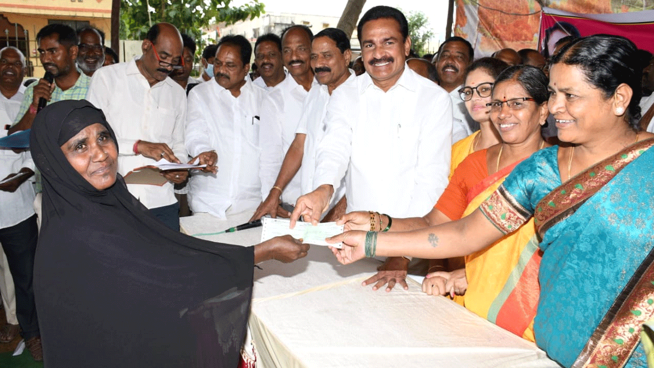 కల్యాణలక్ష్మిచెక్కులను పంపిణీ చేసిన ప్రభుత్వ విప్ గోవర్దన్‌