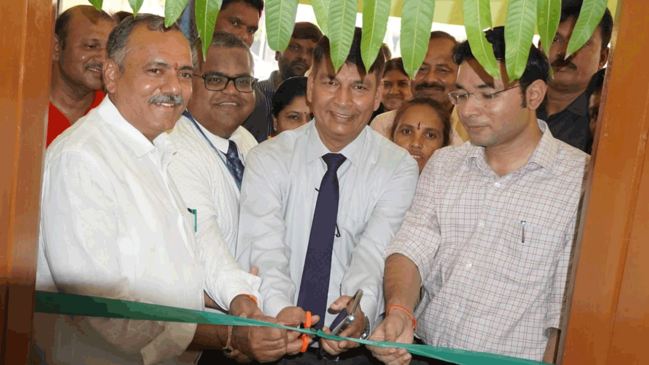 భూపాలపల్లిలో డిజిటల్ తరగతులను ప్రారంభించిన ఎమ్మెల్యే గండ్ర