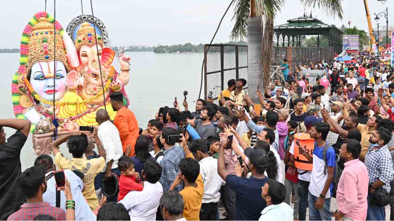 అబిడ్స్ వ‌ర‌కు బారులు తీరిన గ‌ణ‌నాథులు..