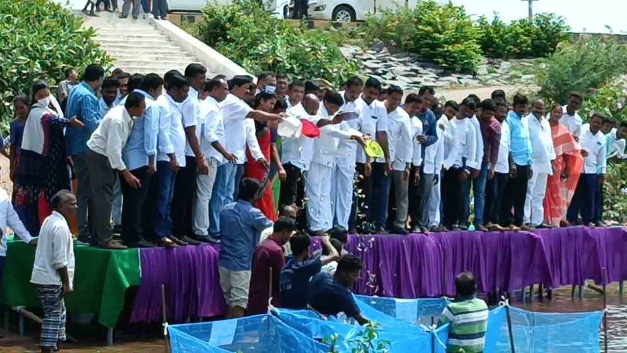 చేప పిల్లల దిగుమతి నుంచి ఎగుమతి చేసే స్థాయికి ఎదిగాం : మంత్రి గంగుల