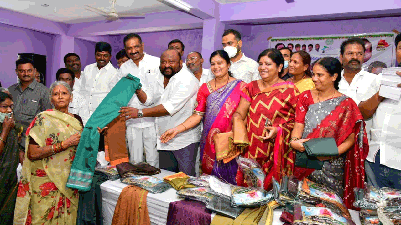 మహిళల సంతోషమే రాష్ట్ర ప్రభుత్వ ధ్యేయం : మంత్రి గంగుల