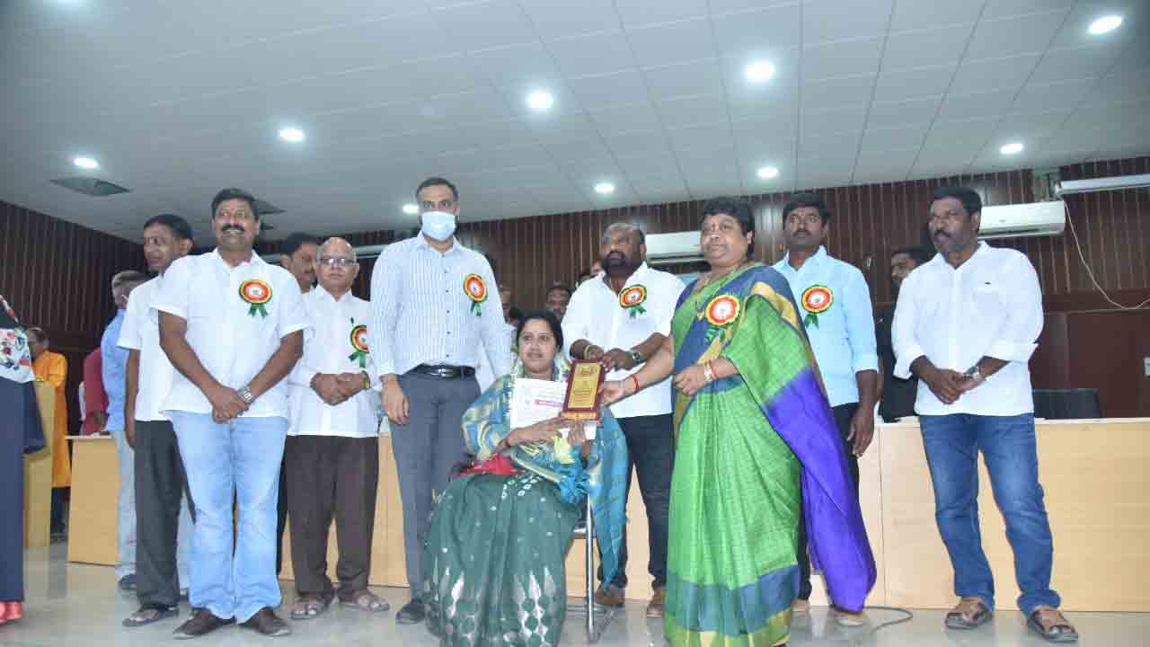 రాష్ట్రాభివృద్ధిలో ఉపాధ్యాయులు భాగస్వాములు కావాలి : మంత్రి గంగుల