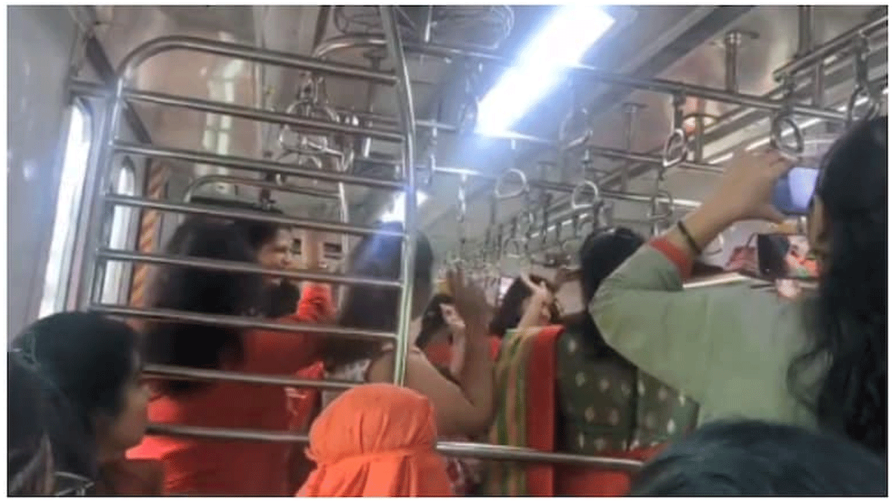 వైర‌ల్ వీడియో | లోక‌ల్ ట్రైన్‌లో మ‌హిళ‌ల గ‌ర్బా