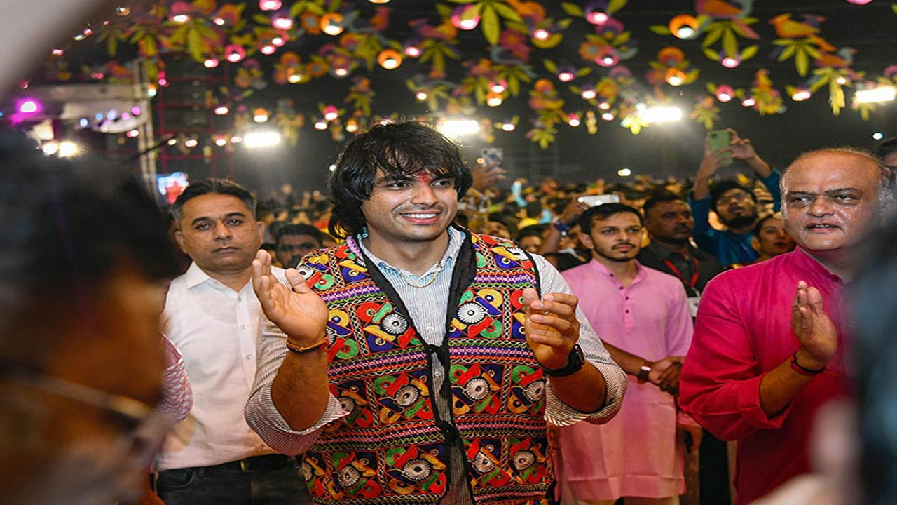 గ‌ర్భా డ్యాన్స్‌ చేసిన నీర‌జ్ చోప్రా.. వీడియో