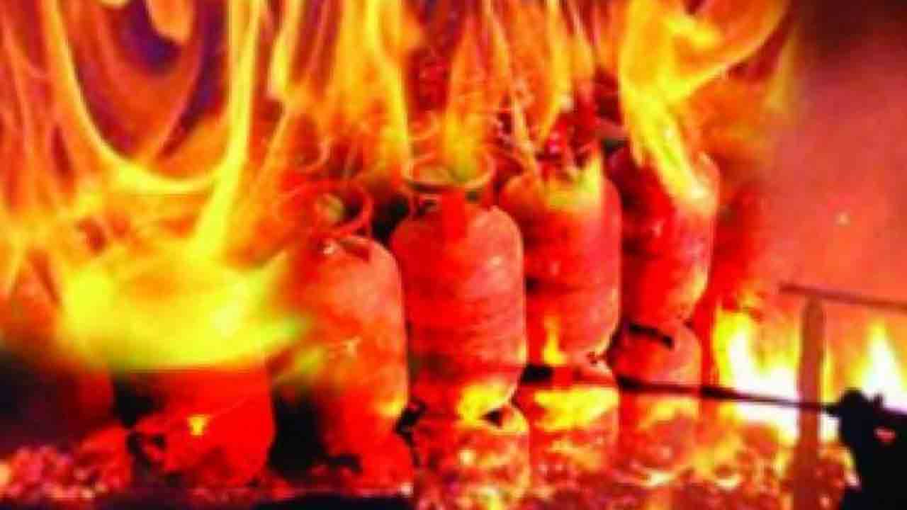 Crime news | పేలిన గ్యాస్‌ సిలిండర్‌ ఒకరు మృతి..ఇద్దరికి తీవ్ర గాయాలు