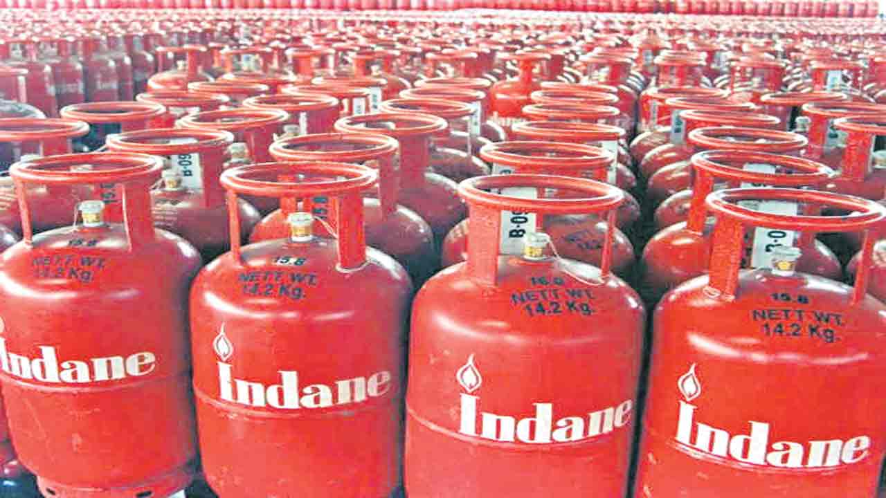 గ్యాస్‌ బుక్కైతలేదు.. నిలిచిపోయిన ఇండేన్‌ బుకింగ్‌, సరఫరా వ్యవస్థ