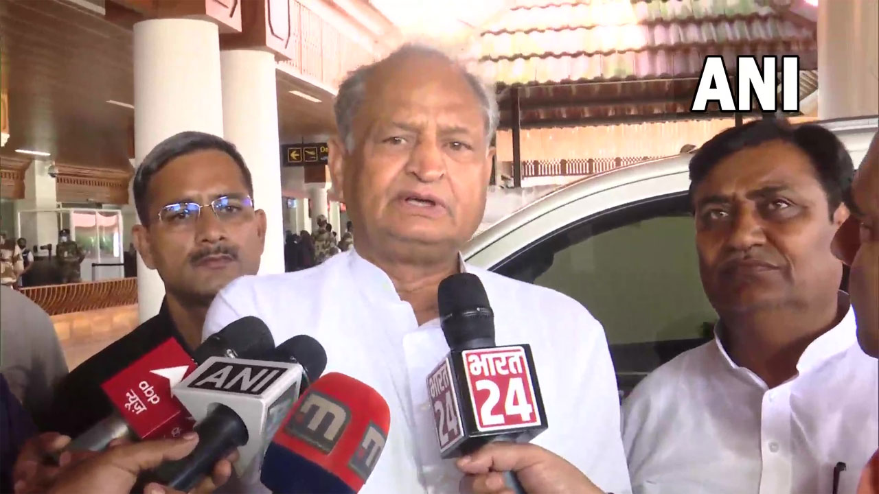 గాంధీ కుటుంబం నుంచి కాంగ్రెస్‌ చీఫ్‌గా ఎవరూ పోటీపడరు: గెహ్లాట్‌