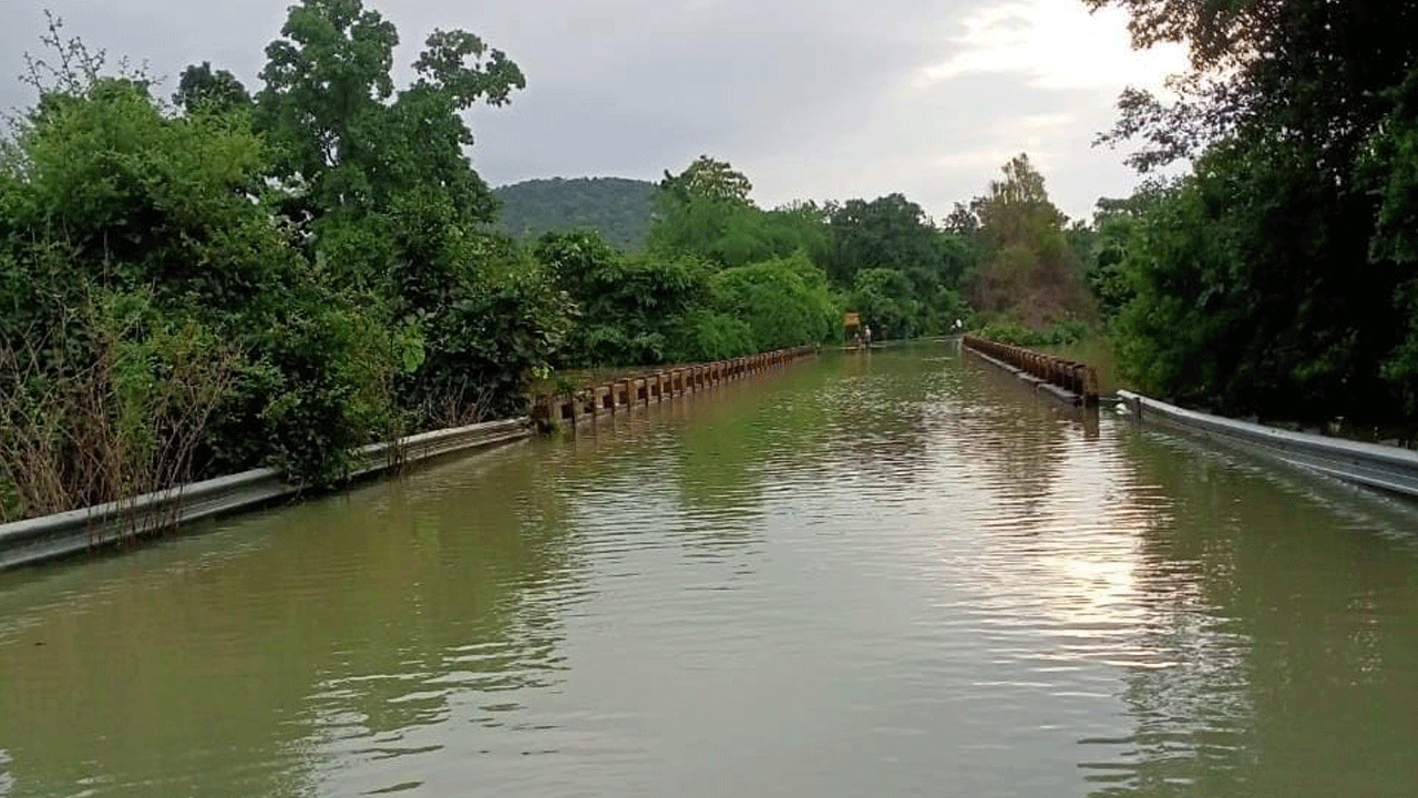 ఉధృతంగా ప్రవహిస్తున్న గోదావారి.. భద్రాచలానికి రాకపోకలు బంద్‌
