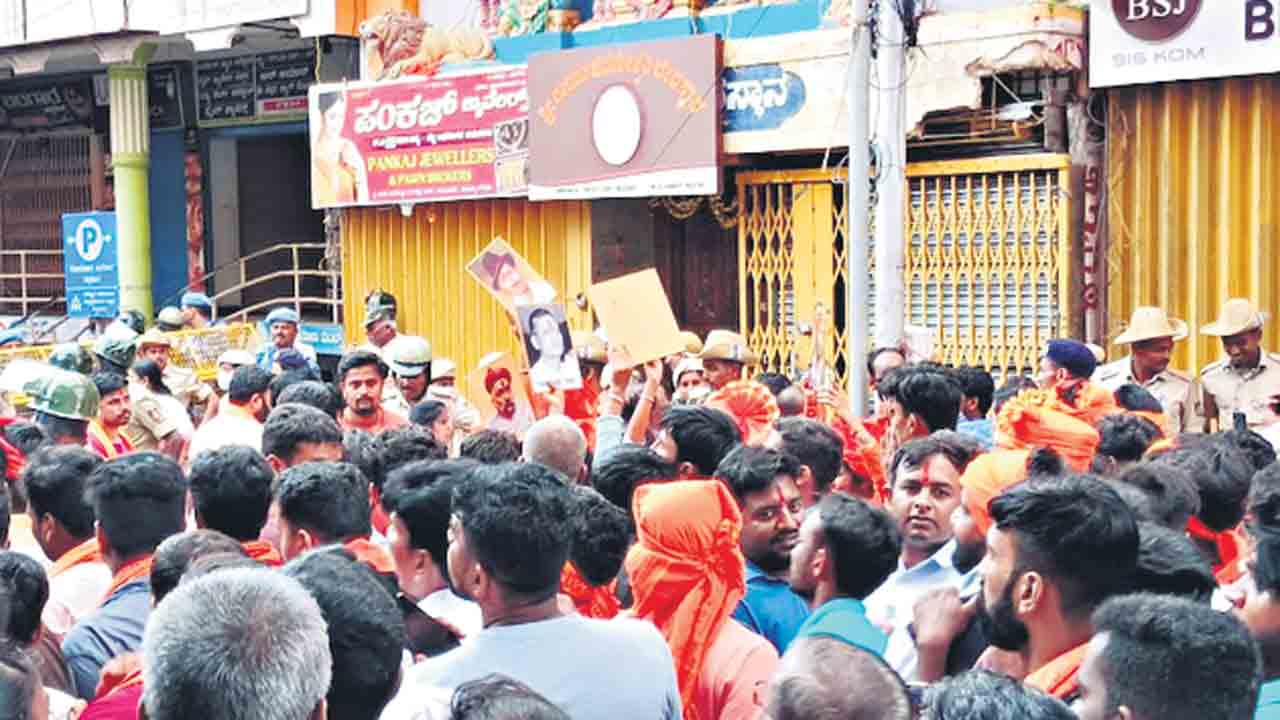 గణేశ్‌ నిమజ్జనంలో గాడ్సే చిత్రపటం