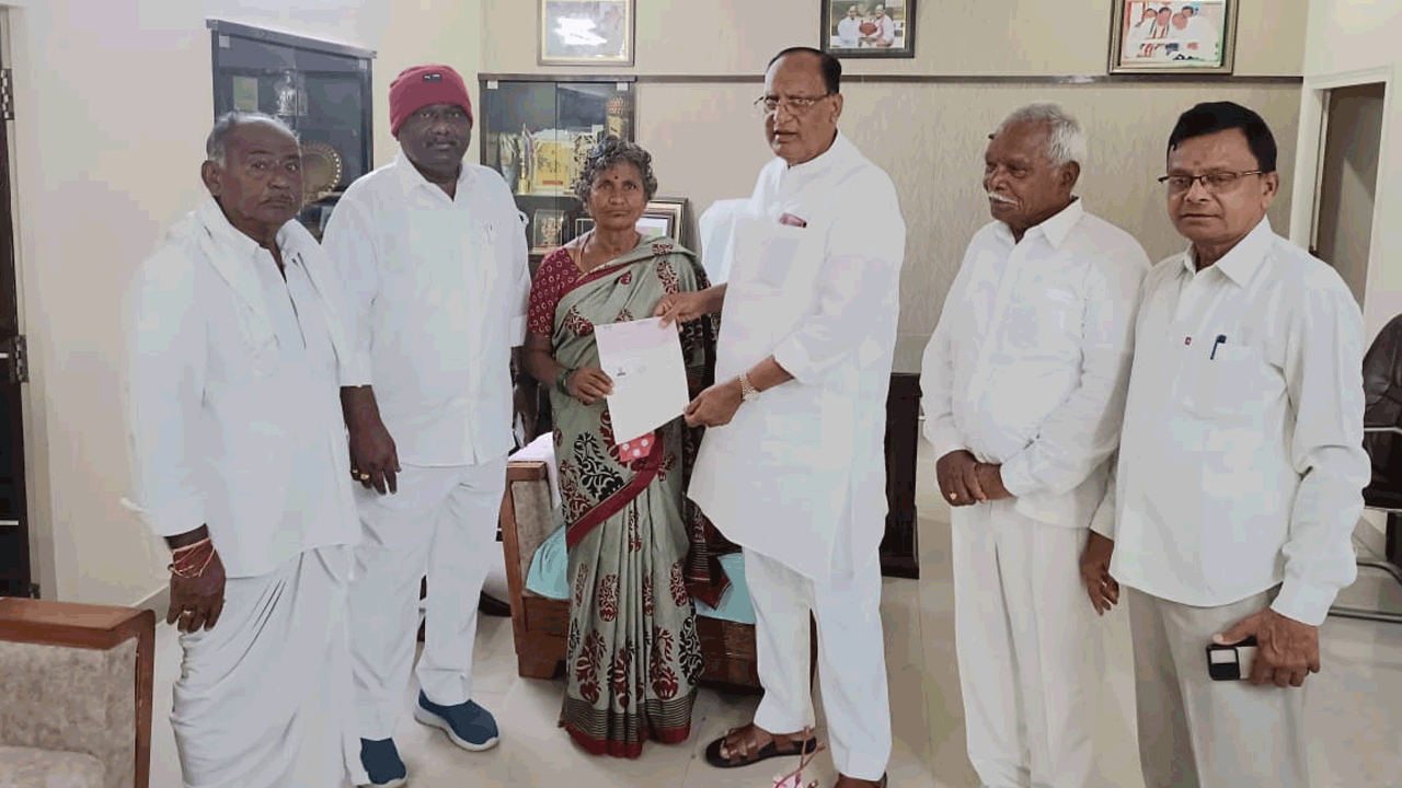 దేశం మొత్తం కేసీఆర్ నాయకత్వం వైపు చూస్తోంది : మండలి చైర్మన్ గుత్తా