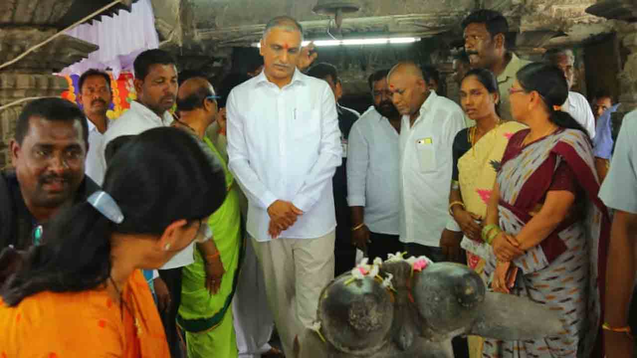 రామలింగేశ్వర స్వామి ఆలయాన్ని‌ సందర్శించిన మంత్రి హరీశ్‌ రావు