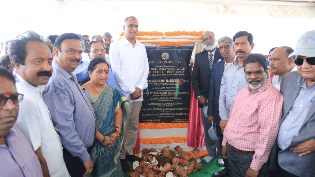 బీ ఫార్మసీ కళాశాల భవన నిర్మాణానికి శంకుస్థాపన చేసిన మంత్రి హరీశ్‌ రావు