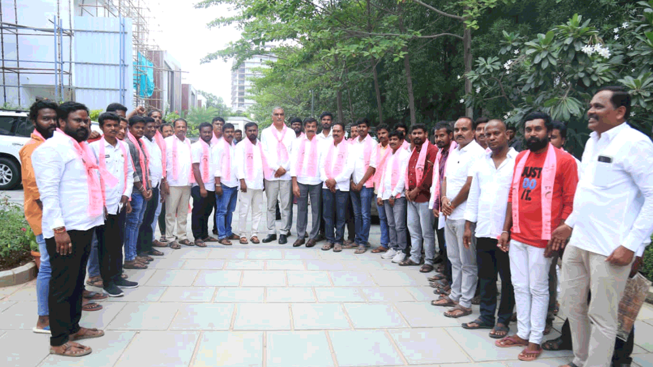 మంత్రి హరీశ్‌ రావు సమక్షంలో టీఆర్‌ఎస్‌లో చేరిన బీజేపీ కార్యకర్తలు