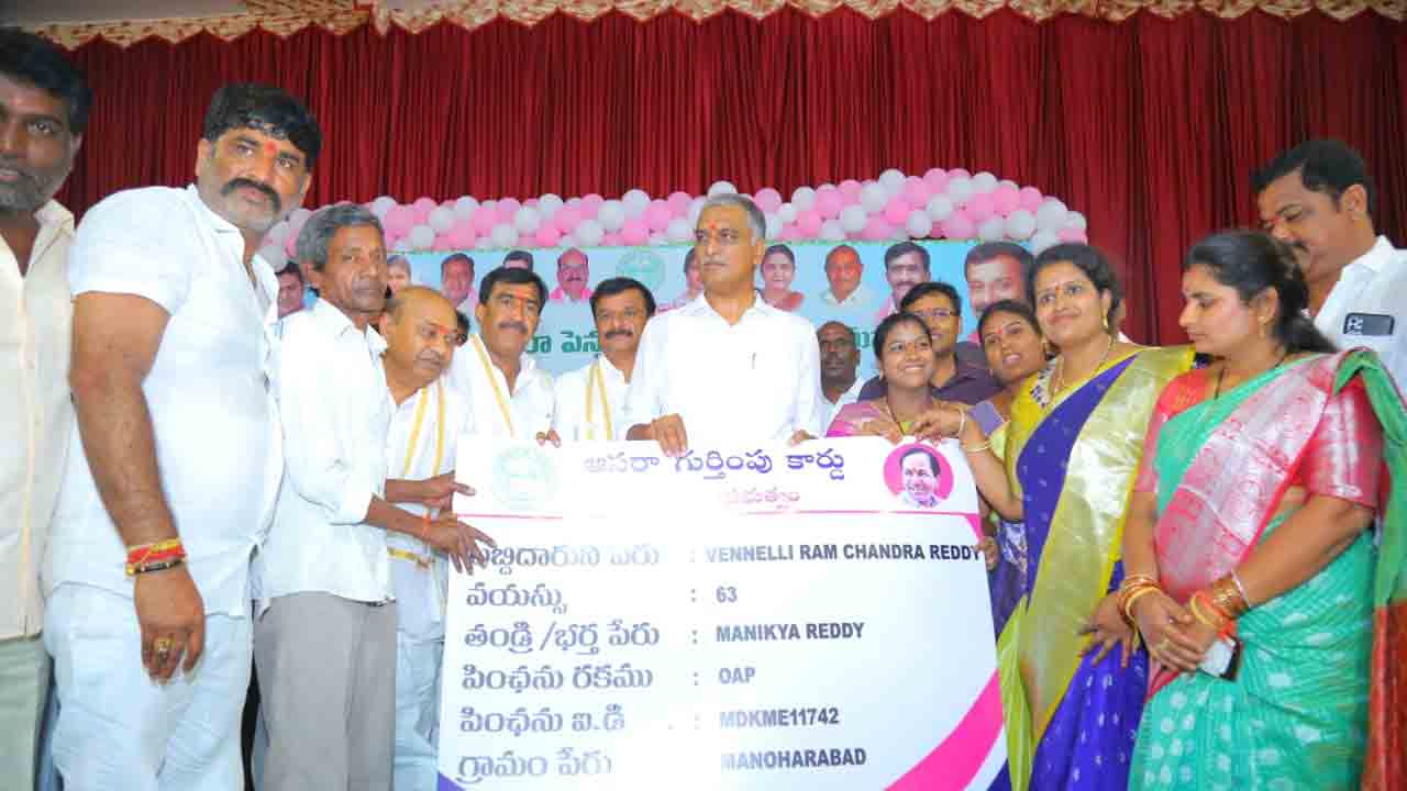 ఉచితాలు వద్దు అనే బీజేపీకి ప్రజలు బుద్ధి చెప్పాలి : మంత్రి హరీశ్ రావు