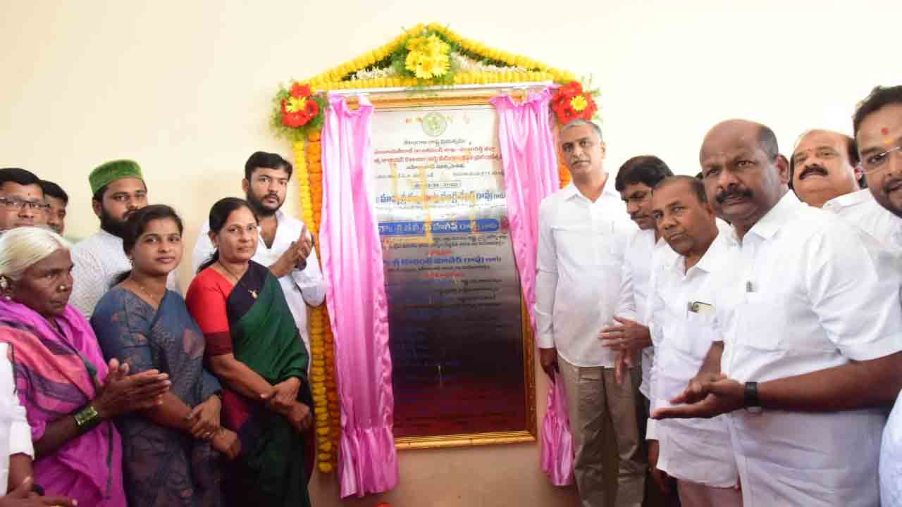 వ్యవసాయ శాఖ అధికారులపై మంత్రి హరీశ్‌ రావు ఆగ్ర‌హం