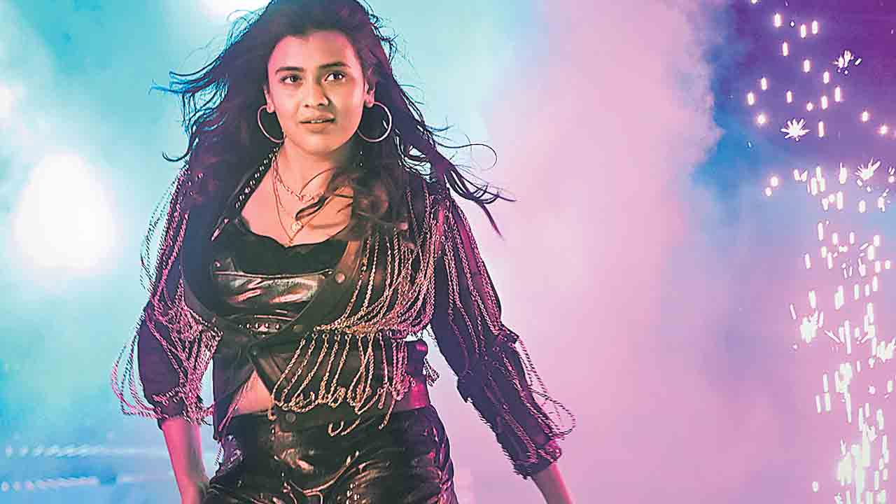 ‘శాసనసభ’లో హెబ్బాపటేల్‌ ప్రత్యేకపాట