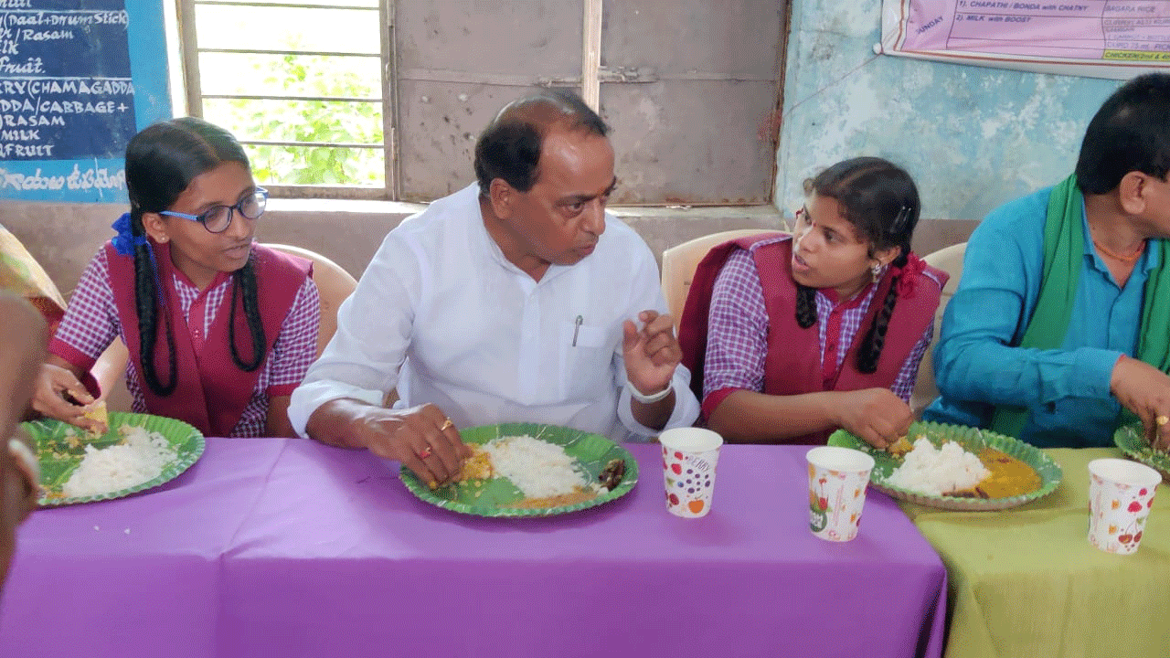 గిరిజన బాలికల పాఠశాలను ఆకస్మికంగా తనిఖీ చేసిన మంత్రి ఇంద్రకరణ్ రెడ్డి