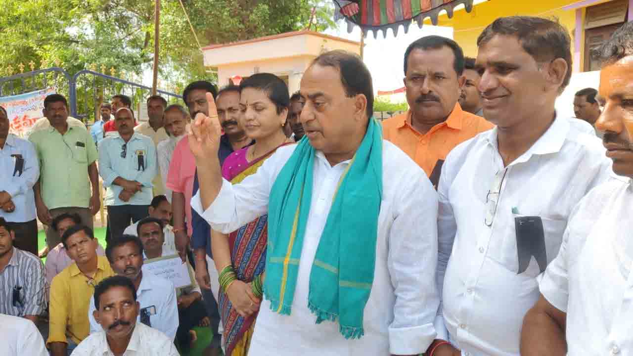 కార్మికుల హక్కులను కాలరాస్తున్న కేంద్రం : మంత్రి ఇంద్రకరణ్ రెడ్డి