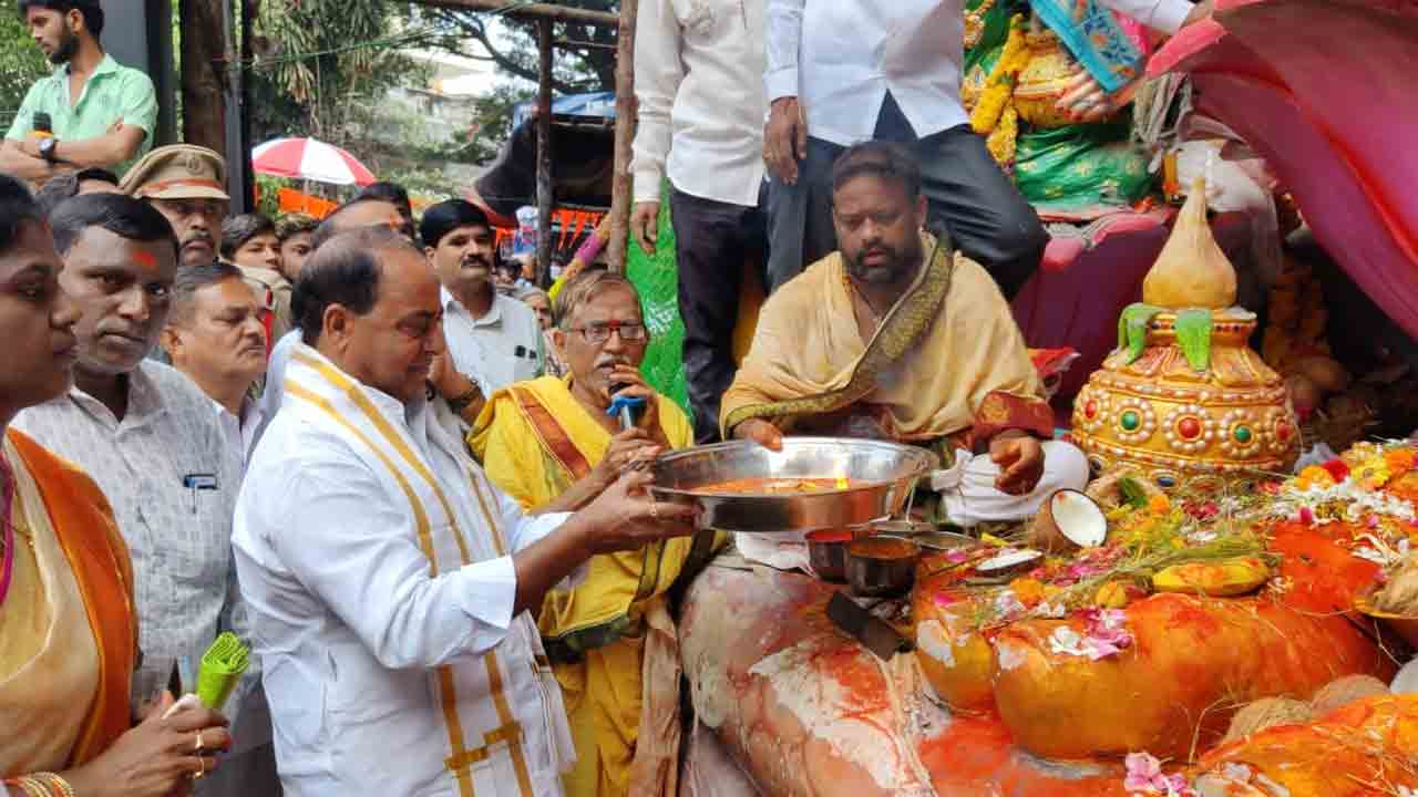 ఖైరతాబాద్ గణేషుడిని దర్శించుకున్న మంత్రి ఇంద్రకరణ్‌ రెడ్డి