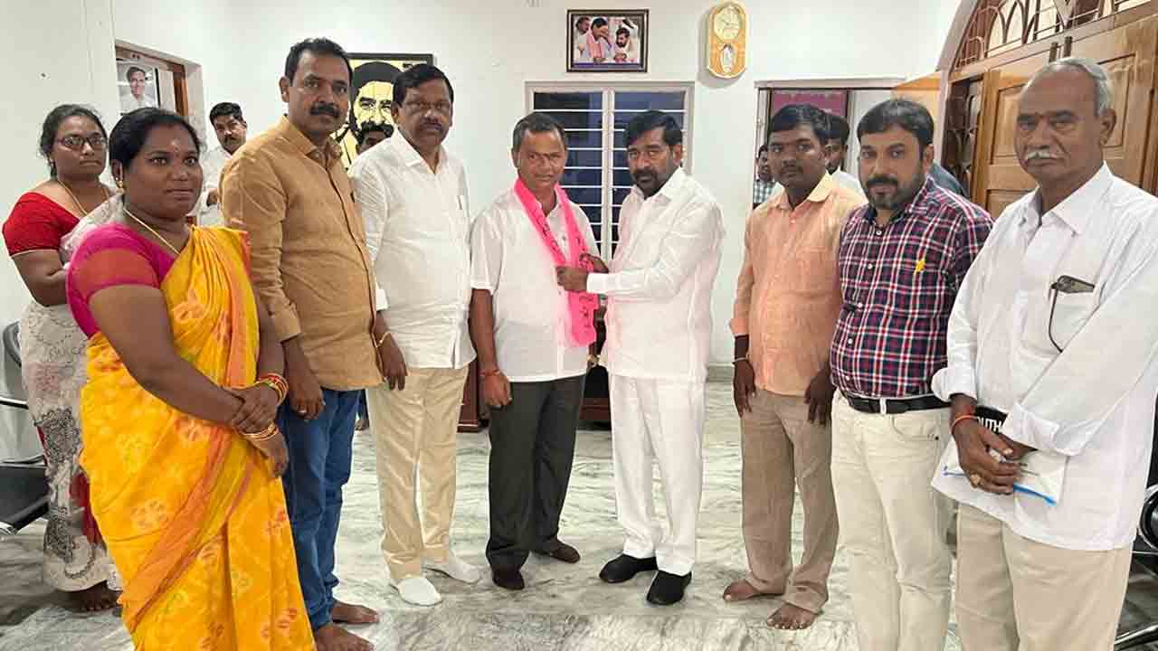 చండూరులో బీజేపీకి షాక్..సొంతగూటికి చేరుకున్న దోనిపాముల సర్పంచ్