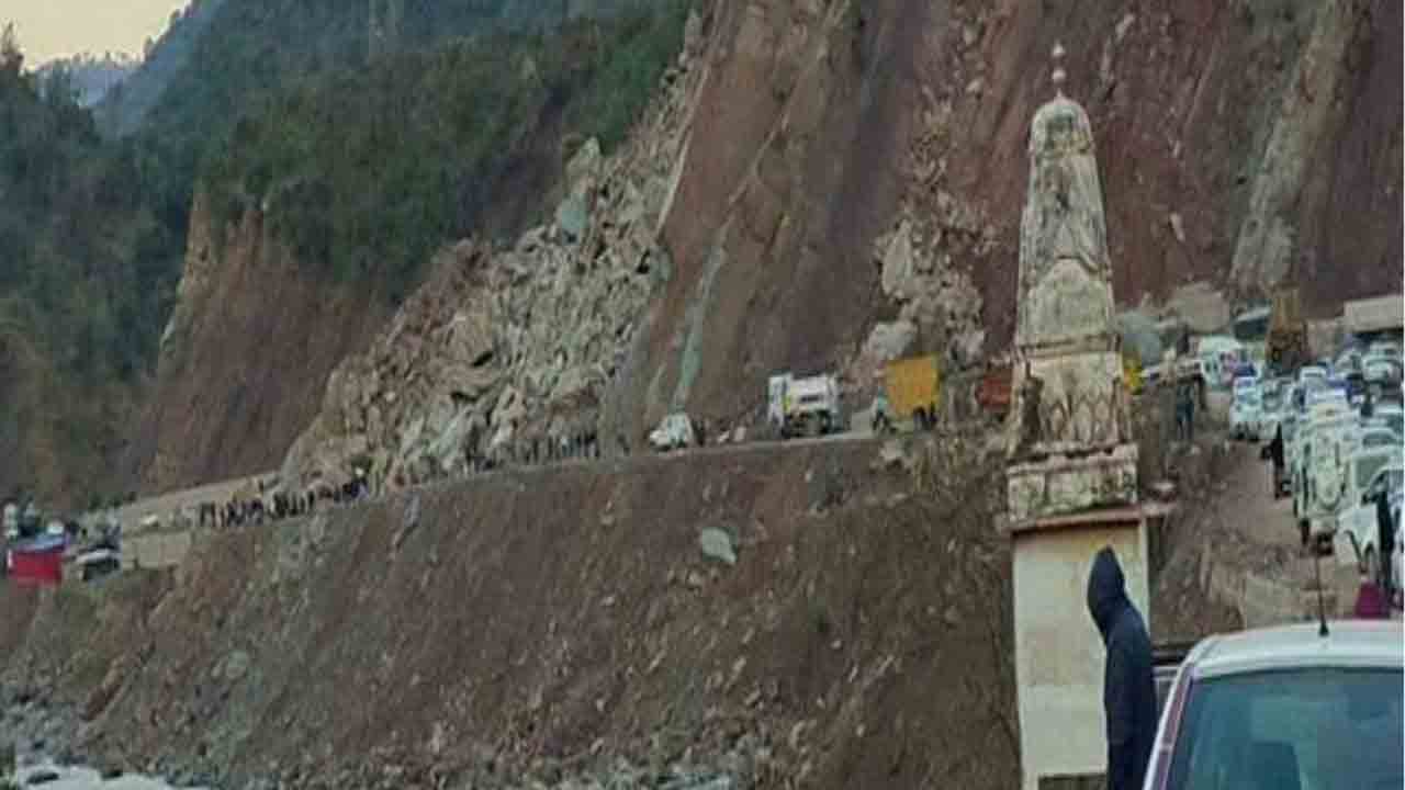 Jammu Kashmir | భారీ వ‌ర్షాల‌తో విరిగిప‌డ్డ కొండచ‌రియ‌లు..జమ్మూ-కశ్మీర్ హైవే బ్లాక్!