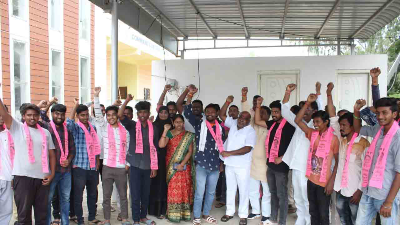 ఎమ్మెల్యే రామన్న సమక్షంలో.. టీఆర్‌ఎస్‌లో చేరిన 100 మంది యువకులు