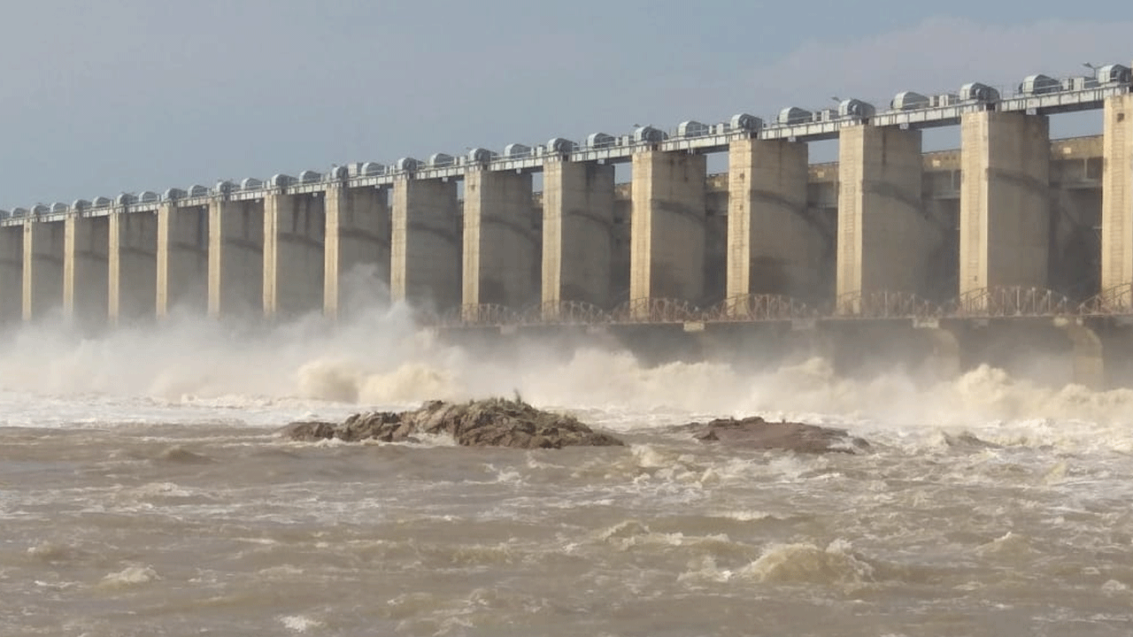 జూరాల ప్రాజెక్ట్‌కు పోటెత్తిన వరద..41 గేట్లు ఎత్తివేత