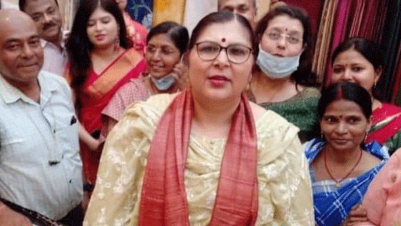 ఐఏఎస్ అధికారిణి ‘కండోమ్స్’ వ్యాఖ్యలపై వివరణ కోరిన మహిళా కమిషన్