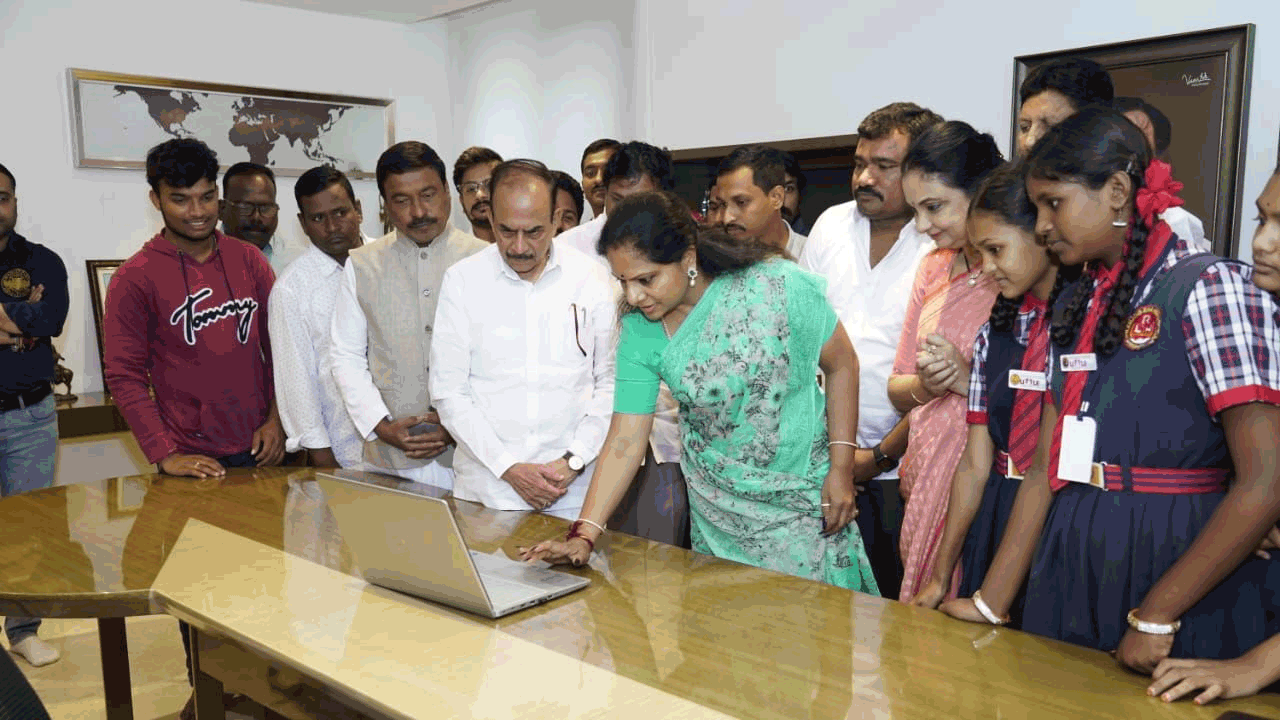 బతుకమ్మ పాటను ఆవిష్కరించిన ఎమ్మెల్సీ కల్వకుంట్ల కవిత