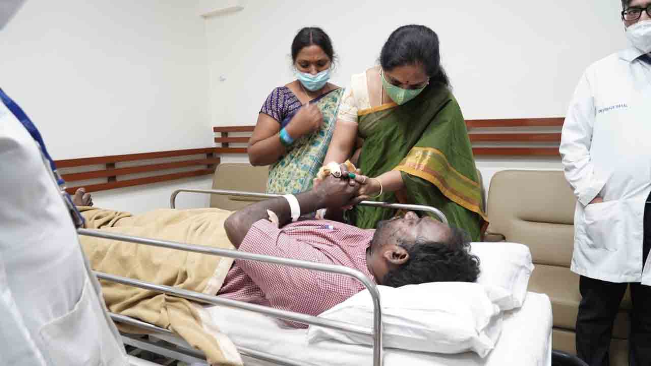 సింగ‌రేణి కార్మికుల‌ను ప‌రామ‌ర్శించిన ఎమ్మెల్సీ క‌విత‌