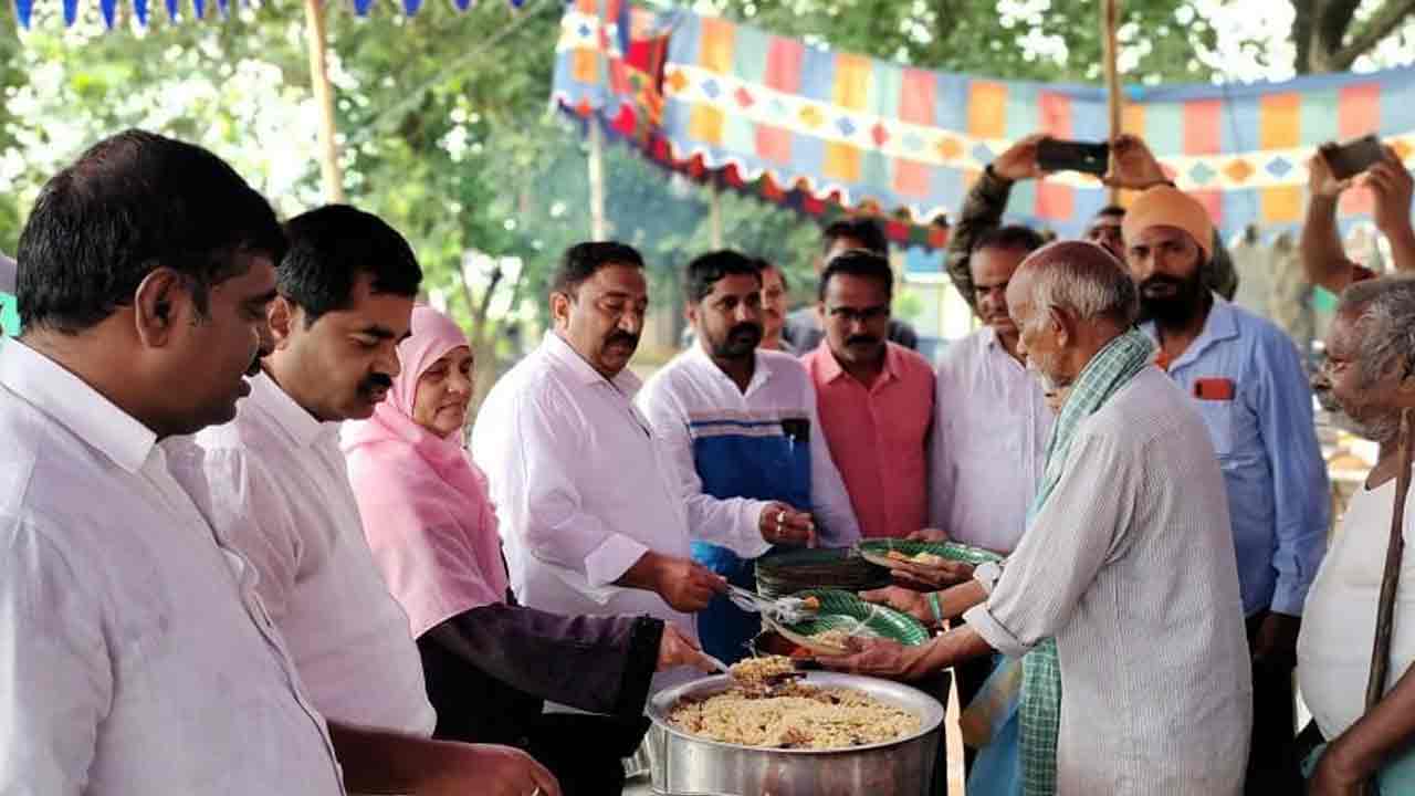 గణేశ్‌ మండపాల వద్ద అన్నదానాలు