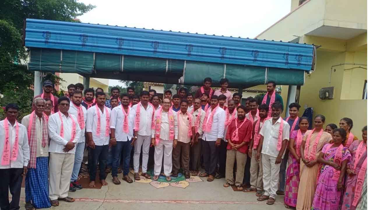 టీఆర్‌ఎస్‌లో చేరికల జోరు గులాబీ జోష్