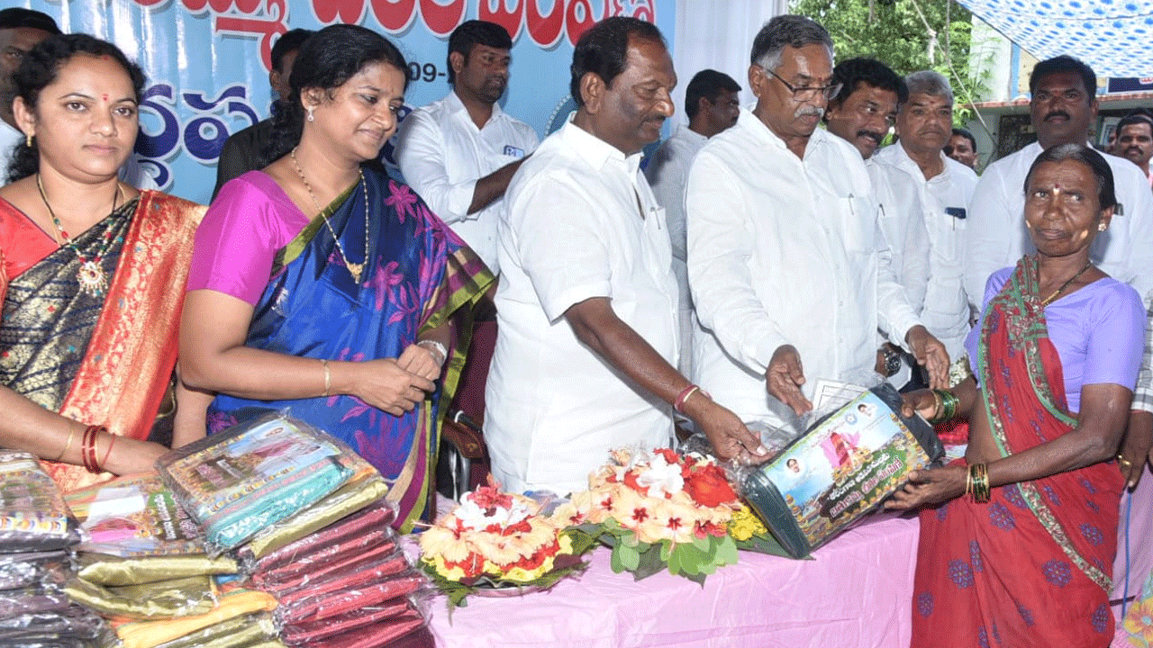 సంబురంగా పండుగ జరుపుకోవాలనే బతుకమ్మ చీరల పంపిణీ : మంత్రి కొప్పుల