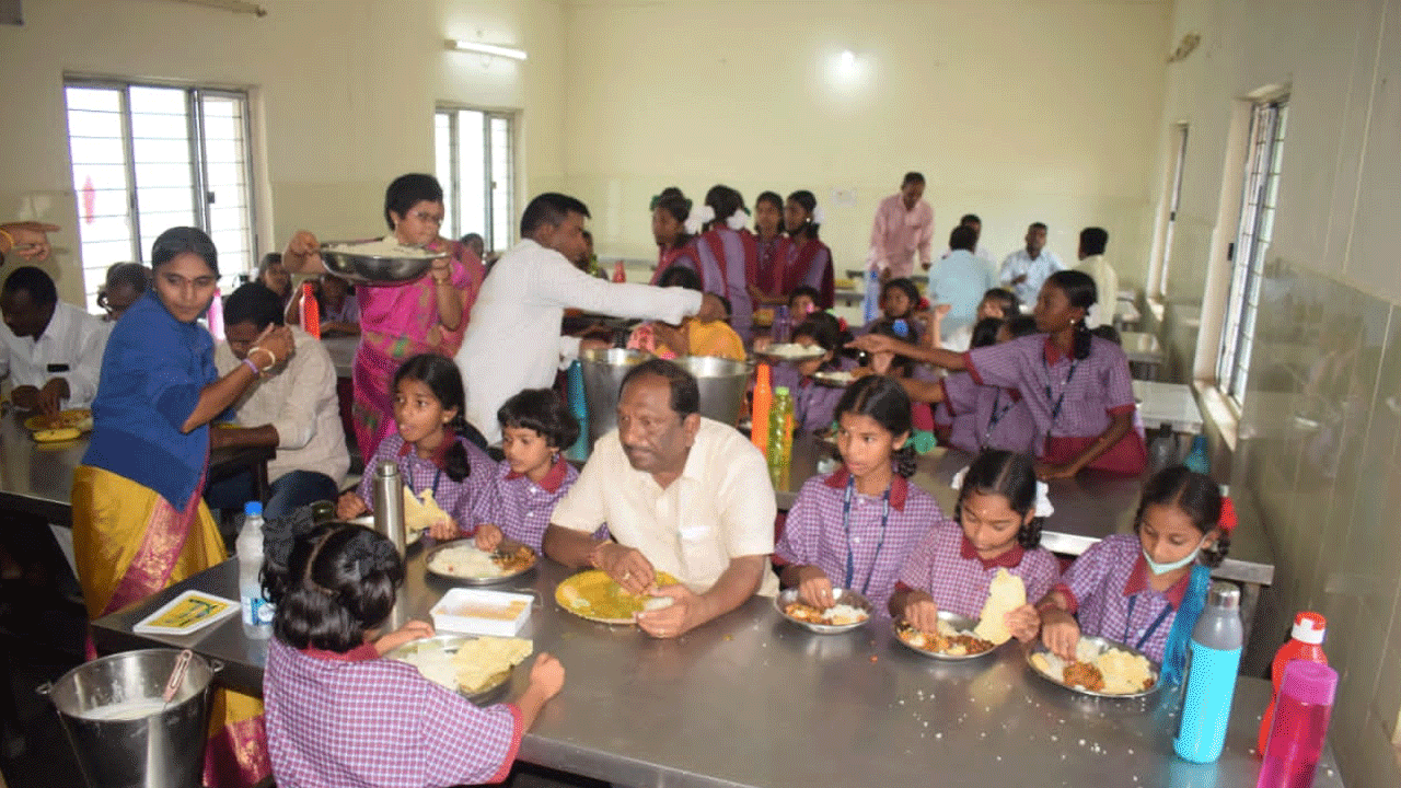 కార్పొరేట్‌కు దీటుగా సత్తాచాటుతున్న గురుకులాలు : మంత్రి కొప్పుల