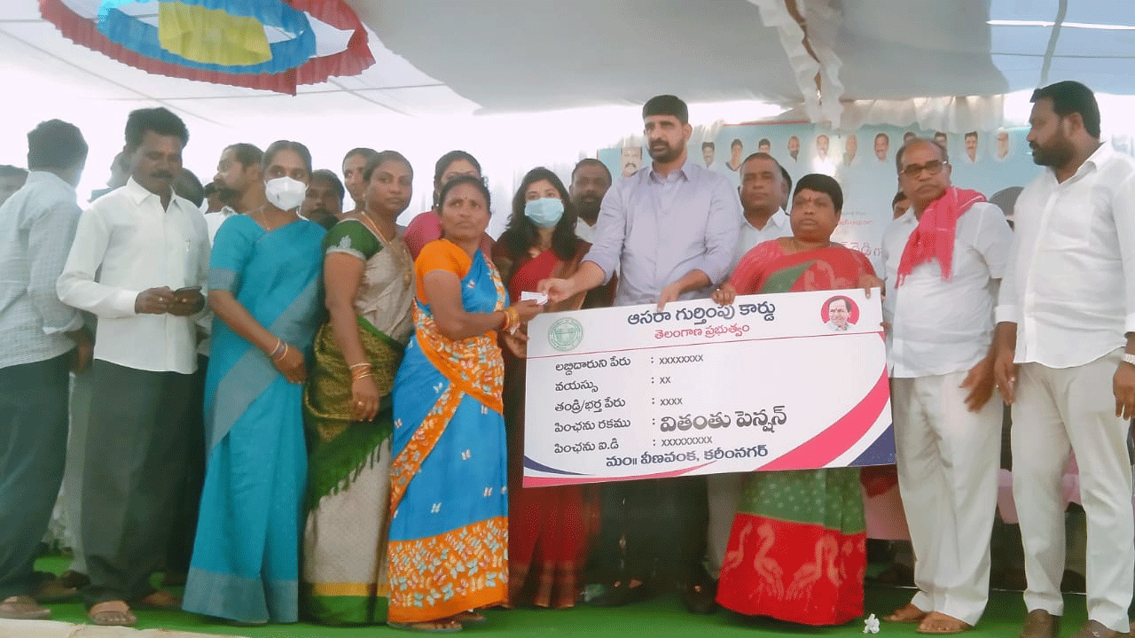 Karimnagar | బతుకమ్మ చీరలు పంపిణీ చేసిన ఎమ్మెల్సీ కౌశిక్ రెడ్డి