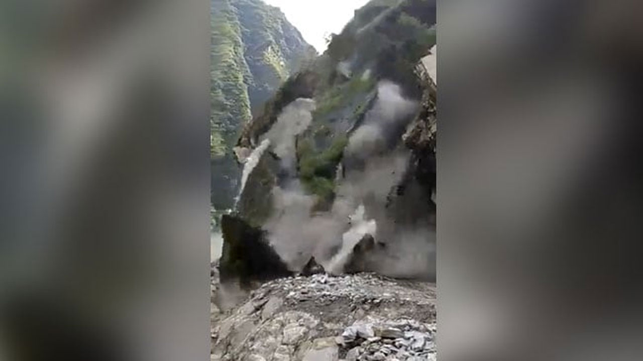 మాన‌స‌స‌రోవ‌రం రూట్లో విరిగిప‌డ్డ కొండ‌చ‌రియ‌లు.. వీడియో