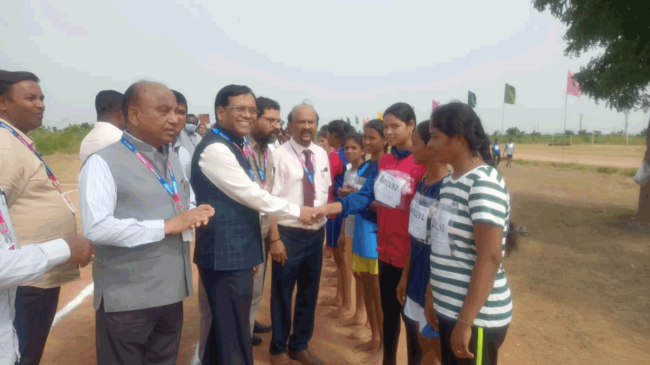 మహత్మా గాంధీ యూనివర్సిటీ సేవలు హర్షనీయమని : ప్రొఫెసర్ లింబాద్రి