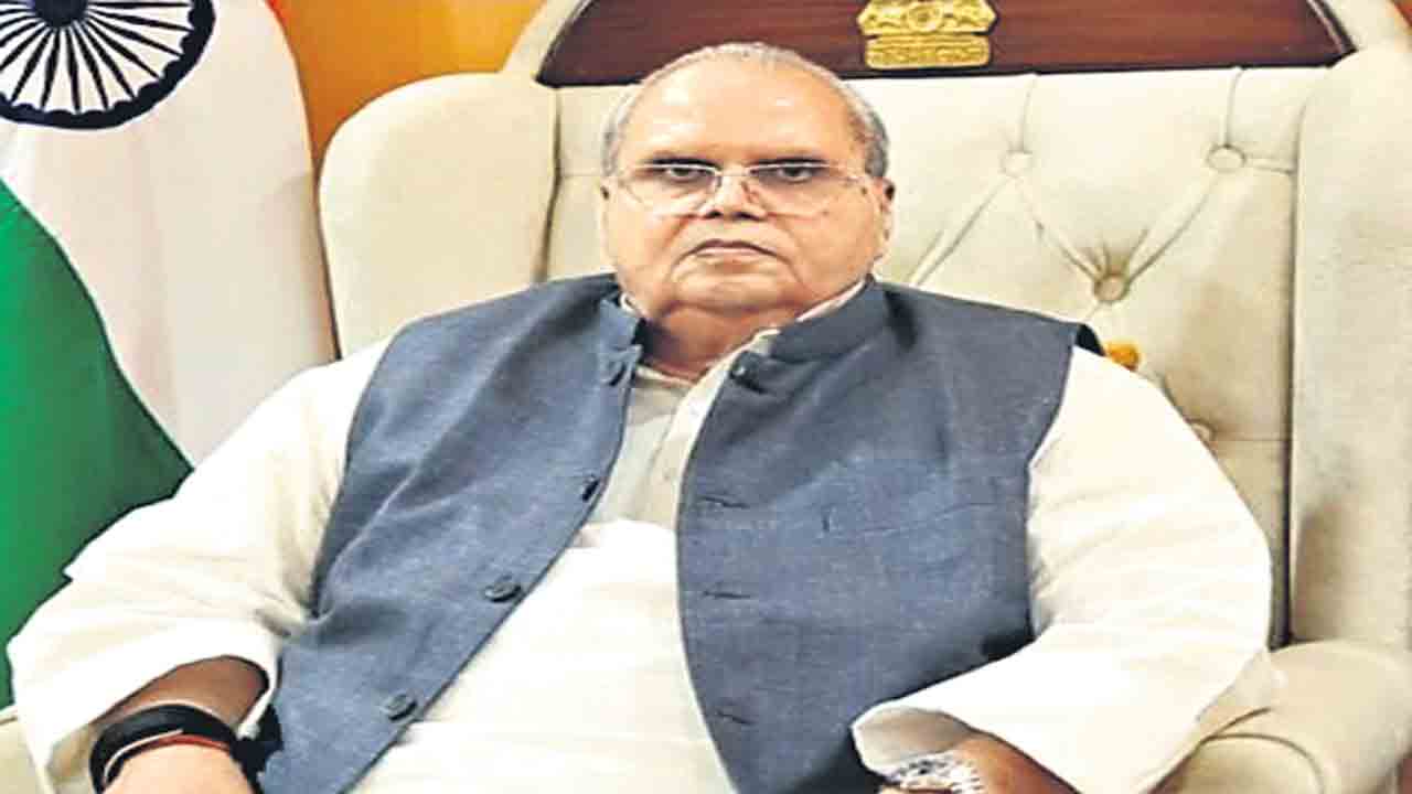 మోదీకి తానే గొప్పోడినన్న ఫీలింగ్‌