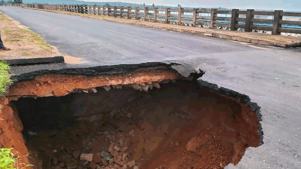 కోతకు గురైన బతుకమ్మ వాగు బ్రిడ్జి రోడ్డు..రాకపోకల నిలిపివేత